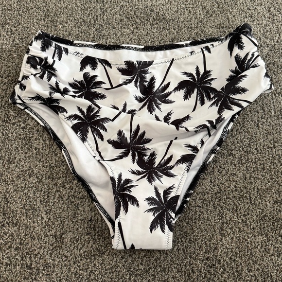 Women’s bathing suit bottoms - NEVER WORN - Picture 1 of 4